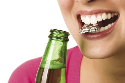 Khi răng bọc sứ bị lung lay phải làm sao?